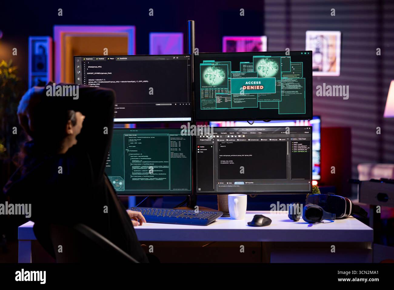 Gli hacker sono stati respinti dopo aver visto l'accesso negato durante gli attacchi di phishing che hanno indotto gli utenti a rivelare i dati delle carte di credito. Ingegnere malintenzionato dopo che gli attacchi DDoS non riescono a inondare i server e bloccare i siti Web Foto Stock