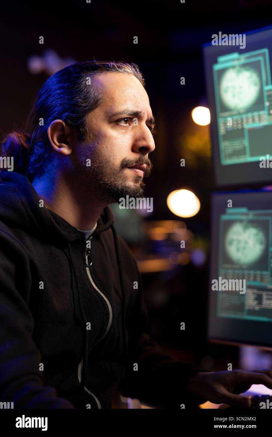 Gli hacker si aggirano dopo non essere stati in grado di effettuare attacchi di phishing e ingannano gli utenti a rivelare i dati delle carte di credito. Uomo infastidito dopo che gli attacchi DDoS non riescono a inondare i server e bloccare i siti web Foto Stock