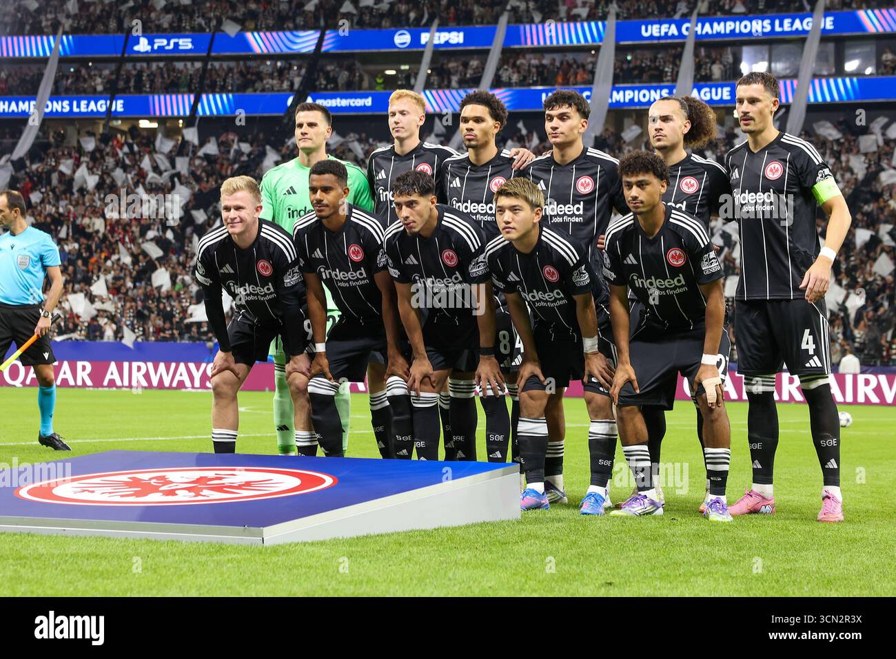 Francoforte sul meno, Germania. 18 settembre 2025. Teamfoto Eintracht Francoforte durante la partita di fase MD1 della UEFA Champions League 2025/26 tra Eintracht Frankfurt e Galatasaray al Deutsche Bank Park di Francoforte, Germania, il 18 settembre 2025 UEFA Champions League, League Phase MD1 - Eintracht Frankfurt vs Galatasaray (foto di Joaquim Ferreira) credito: dpa/Alamy Live News Foto Stock