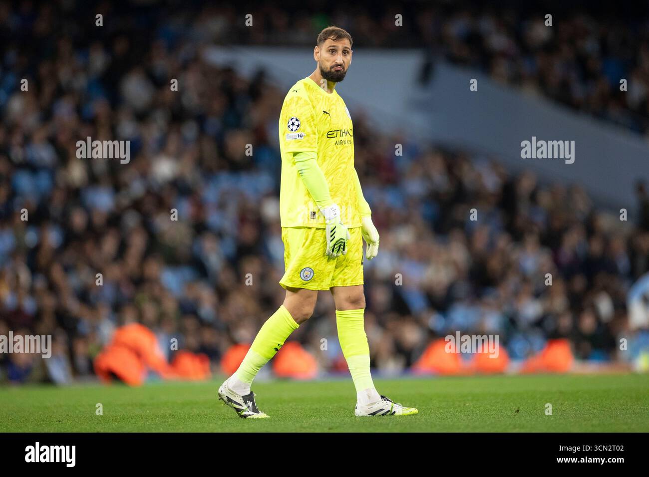 Gianluigi Donnarumma (25) del Manchester City F.C.guarda i tifosi del Napoli durante la fase di UEFA Champions League tra Manchester City e SSC Napoli all'Etihad Stadium di Manchester, giovedì 18 settembre 2025. (Foto: Mike Morese | mi News) crediti: MI News & Sport /Alamy Live News Foto Stock