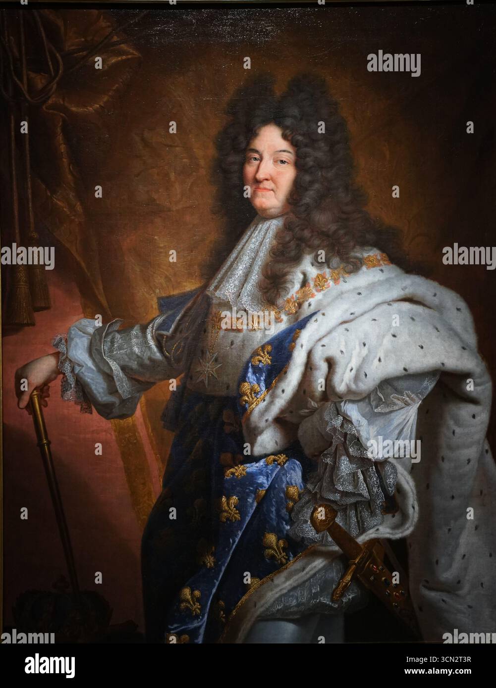 Ritratto di Luigi XIV in abiti da incoronazione fu dipinto nel 1701 dal pittore francese Hyacinthe Rigaud Foto Stock