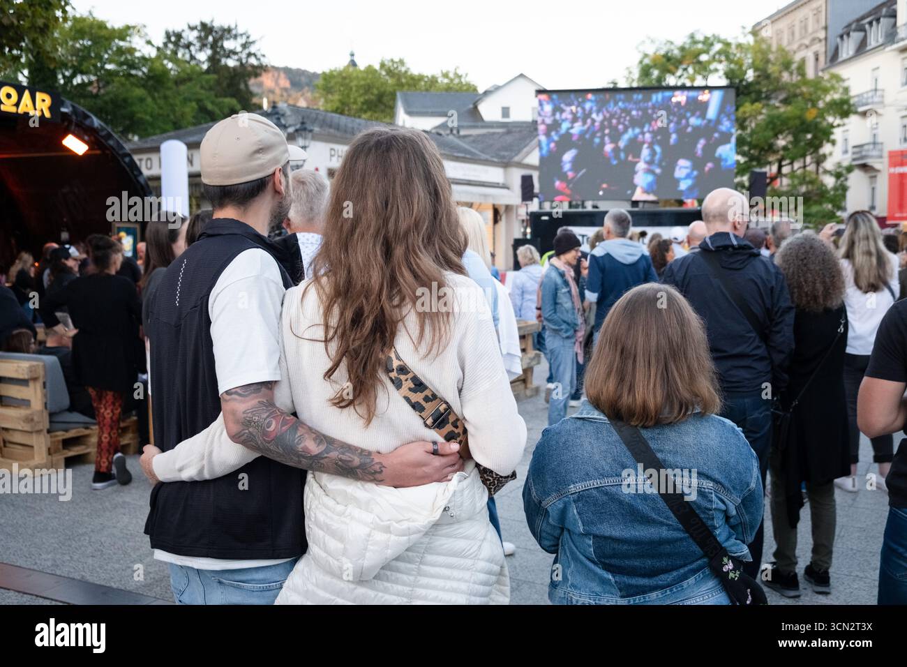 Baden-Baden, Germania, 18 settembre 2025 la folla al New Acts Open Air Stage al SWR3 NEW POP FESTIVAL 2025. Il festival che rompe le stelle del mondo festeggia il suo 30° anno. Fotografia: Rob Watkins/Alamy Live News. Foto Stock