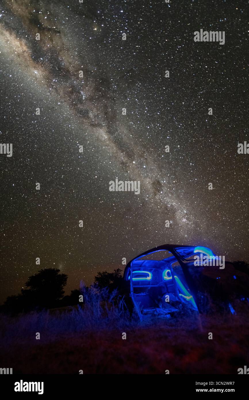 Luce per auto abbandonata dipinta di blu e alla via lattea Foto Stock