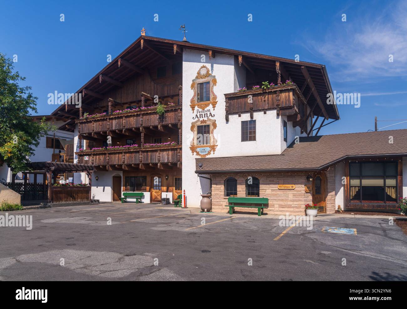 Leavenworth, WA - 25 agosto 2025: Pensione Anna nel villaggio alpino tedesco nelle Cascade Mountains nello stato di Washington Foto Stock