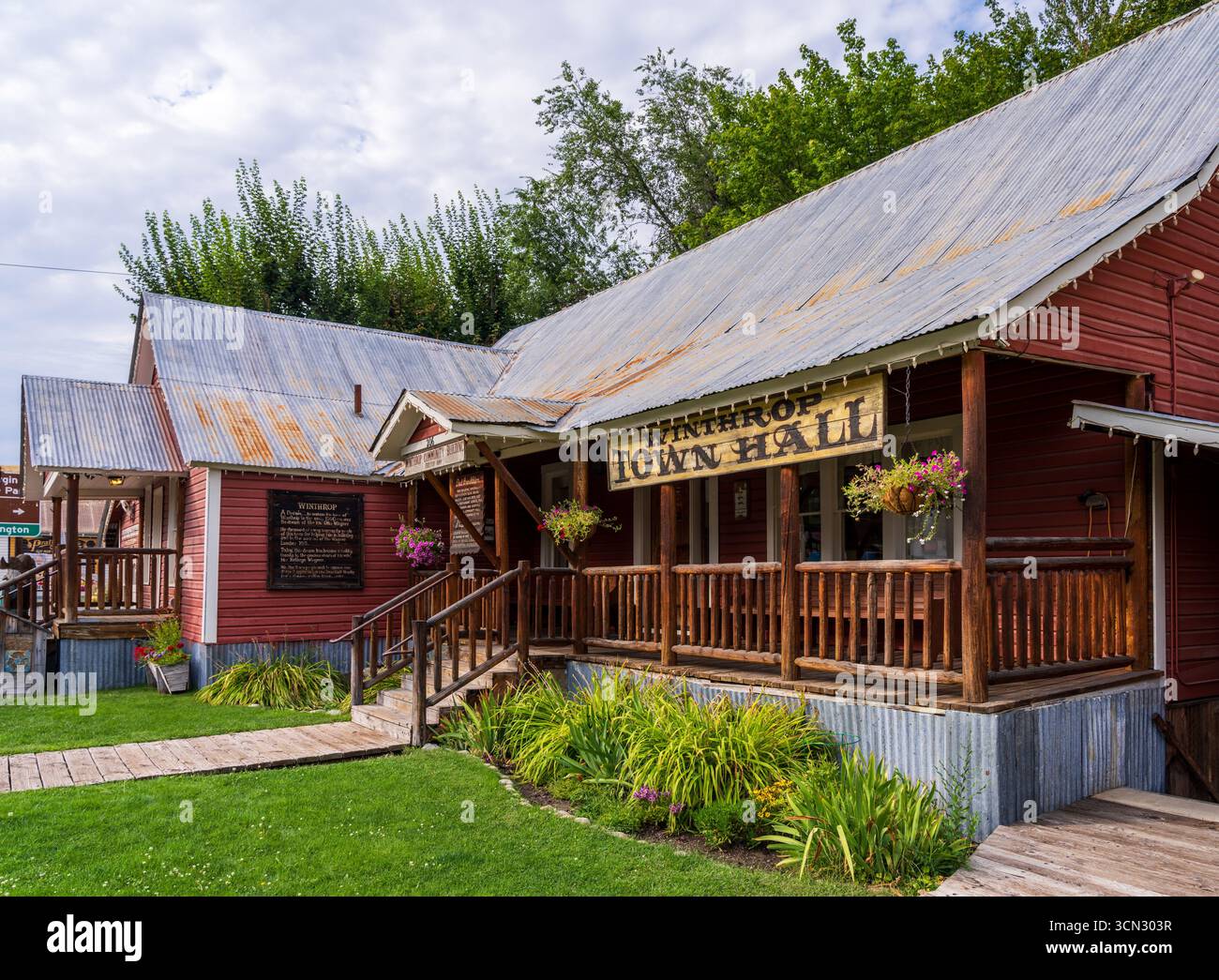 Winthrop, Washington - 28 agosto 2025: Municipio nella storica città occidentale nello stato di Washington Foto Stock
