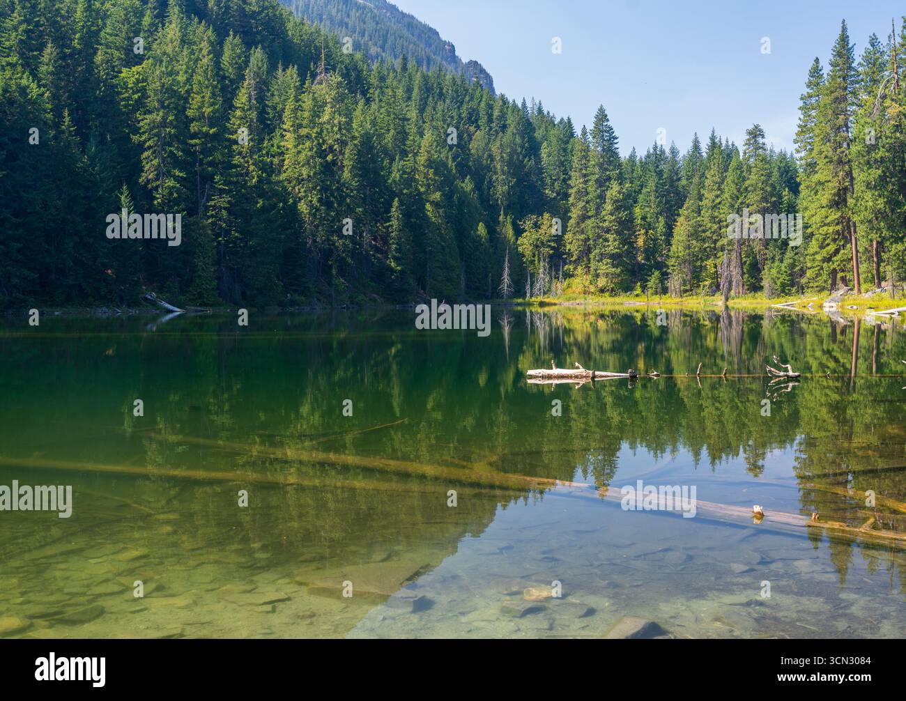 Lago nascosto nella Wenatchee National Forest, Washington, circondato dalle Cascade Mountains Foto Stock