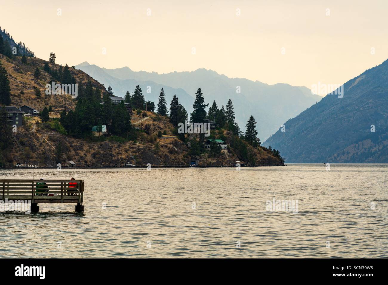 Vista a nord lungo il lago Chelan nello stato di Washington dal parco statale di Twenty Five Mile creek, Washington Foto Stock