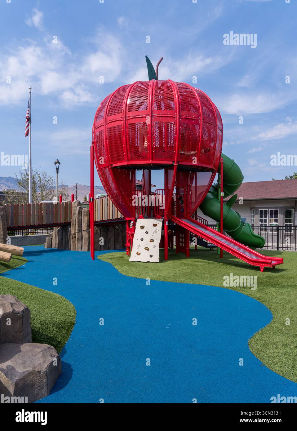 Parco giochi per bambini a forma di mela a Wenatchee, Washington, la capitale mondiale delle mele Foto Stock