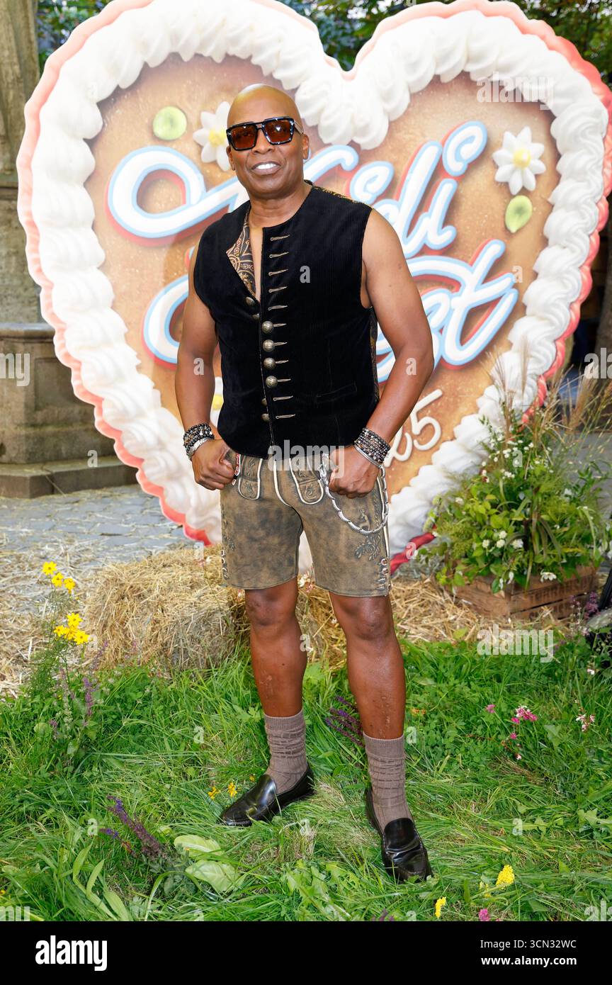 Haddaway bei der Ankunft zur ProSieben TV Show HeidiFest di Heidi Klum im Hofbräuhaus München. München, 18.09.2025 *** Haddaway arriva al programma televisivo di ProSieben HeidiFest di Heidi Klum a Hofbräuhaus Monaco di Baviera, 18 09 2025 foto:XK.xKriegerx/xFuturexImagex heidifest_5687 Foto Stock