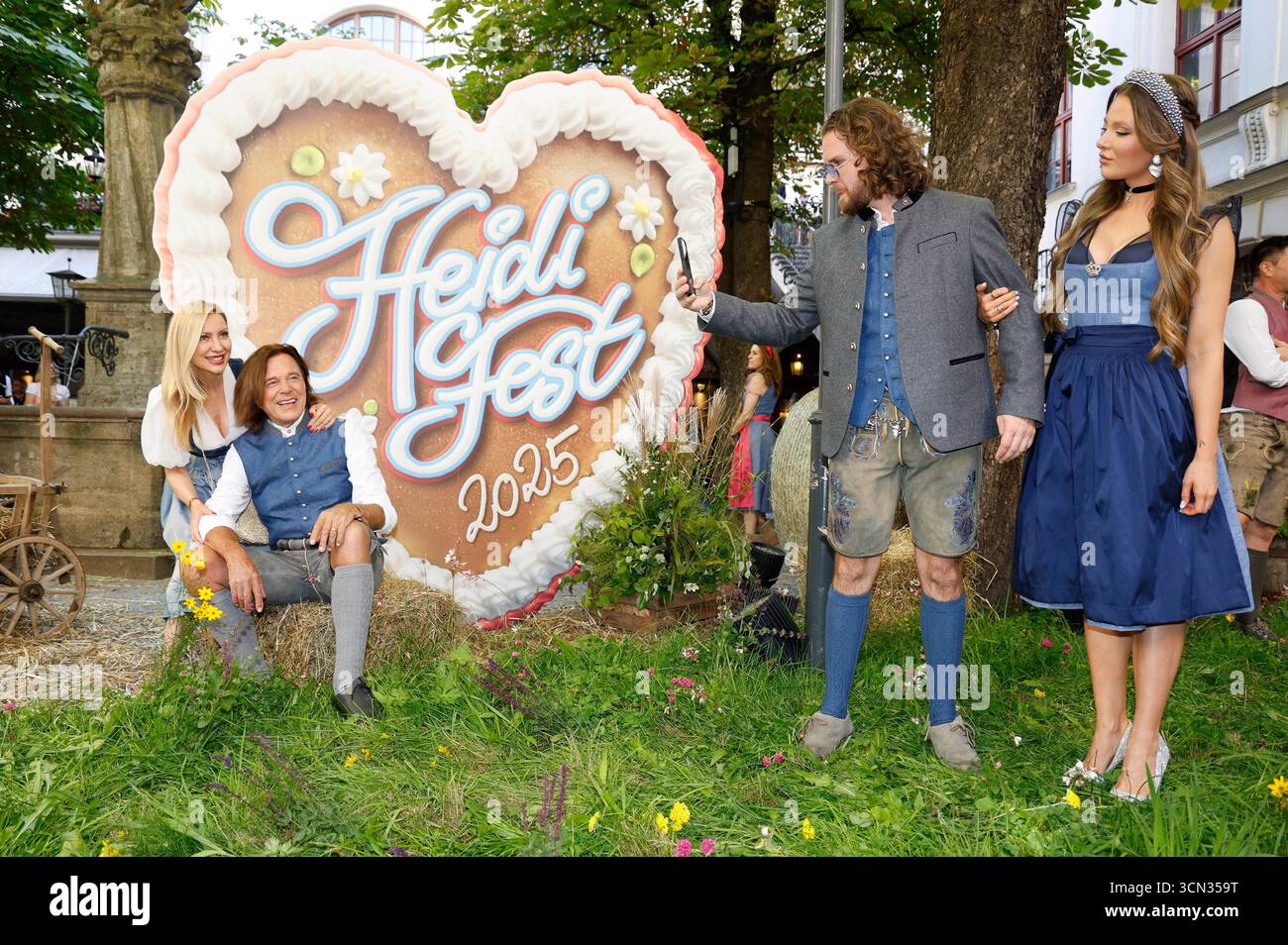 Ramona Drews, Jürgen Drews, Adrian Louis und Joelina Drews bei der Ankunft zur ProSieben TV Show 'HeidiFest by Heidi Klum' im Hofbräuhaus München. München, 18.09.2025 Foto Stock