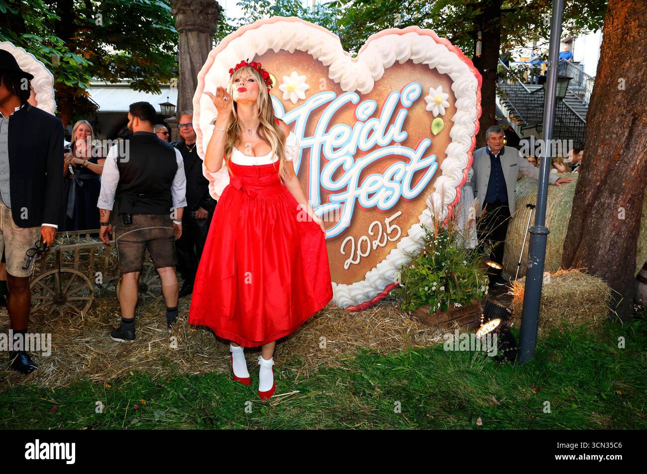 Heidi Klum bei der Ankunft zur ProSieben TV Show HeidiFest di Heidi Klum im Hofbräuhaus München. München, 18.09.2025 *** Heidi Klum arriva al programma televisivo di ProSieben HeidiFest di Heidi Klum a Hofbräuhaus Monaco di Baviera, 18 09 2025 foto:XK.xKriegerx/xFuturexImagex heidifest_5972 Foto Stock
