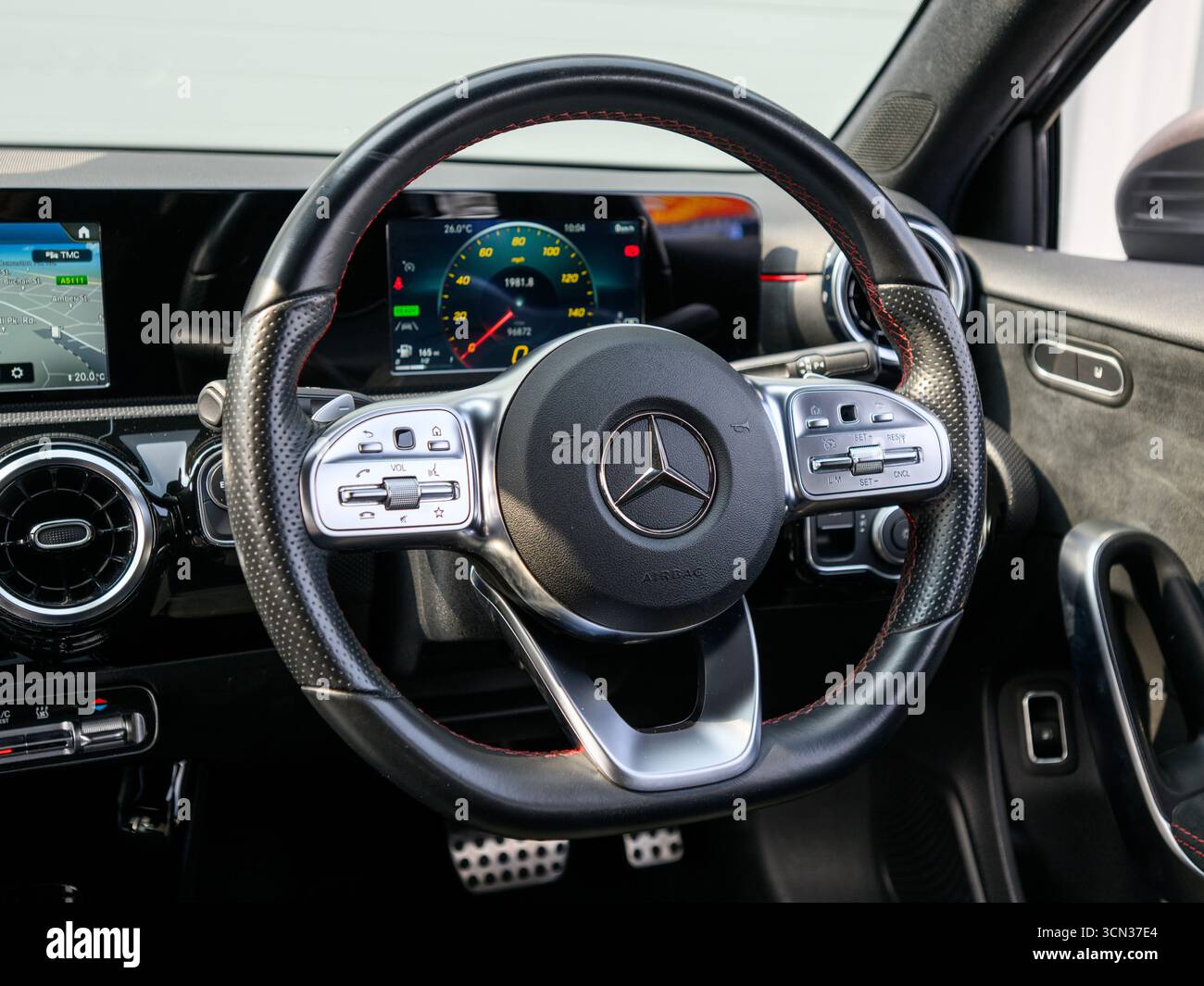 Derby, Regno Unito - 19 settembre 2025: Volante Mercedes-Benz, con l'iconico logo a stella a tre punte, pulsanti multifunzione integrati Foto Stock