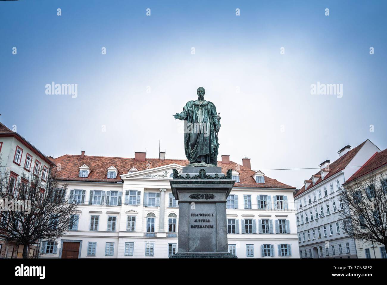 Monumento all'imperatore Francesco i d'Austria nel quartiere francescano di Graz, con la menzione dell'imperatore Francesco i d'austria in lingua latina, una statua di bronzo Foto Stock