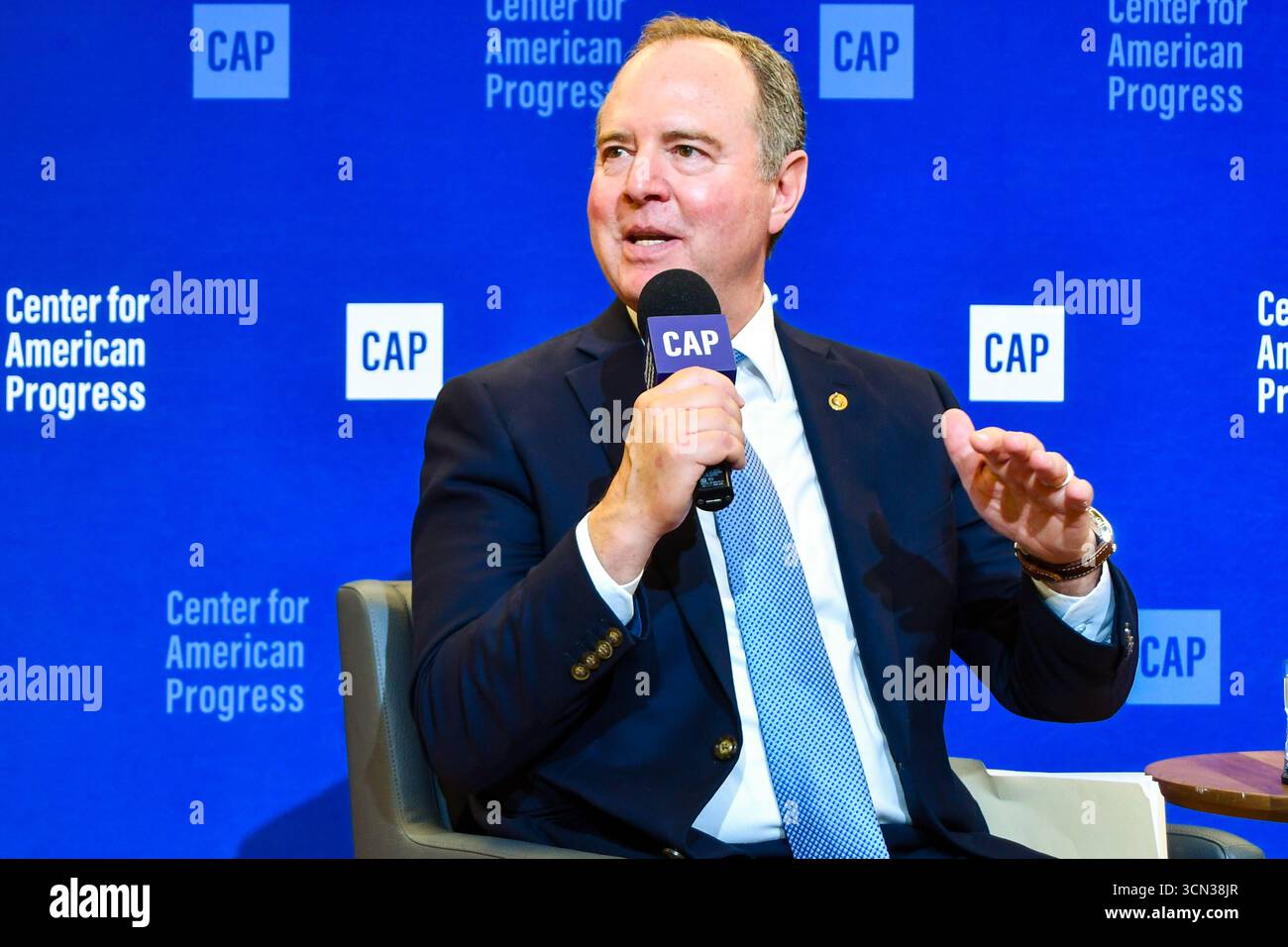 Il Sen. Adam Schiff (D-CA), parlando al Center for American Progress, a Washington, D.C.,18 settembre 2025 Foto Stock