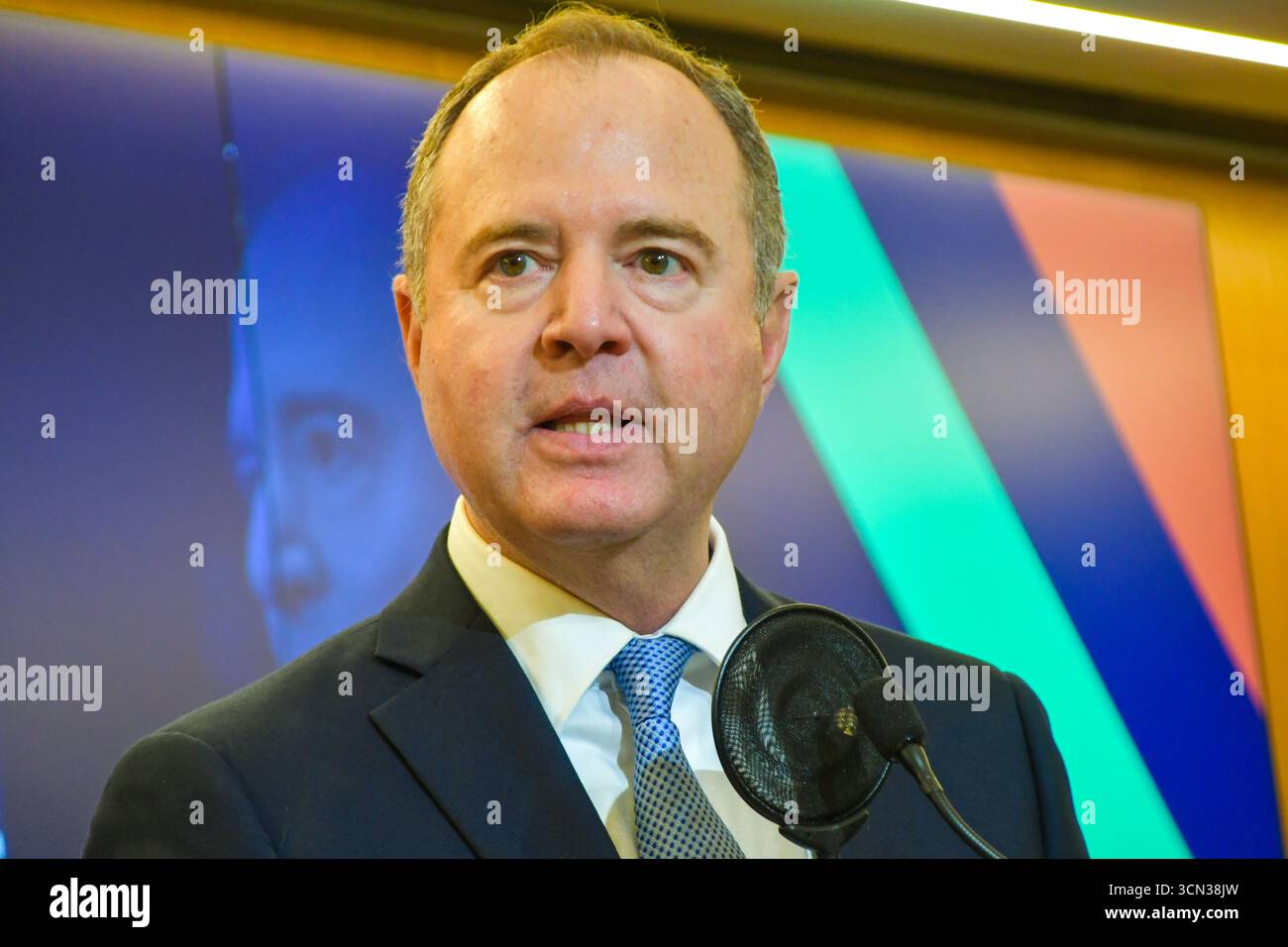 Il Sen. Adam Schiff (D-CA), parlando al Center for American Progress, a Washington, D.C.,18 settembre 2025 Foto Stock