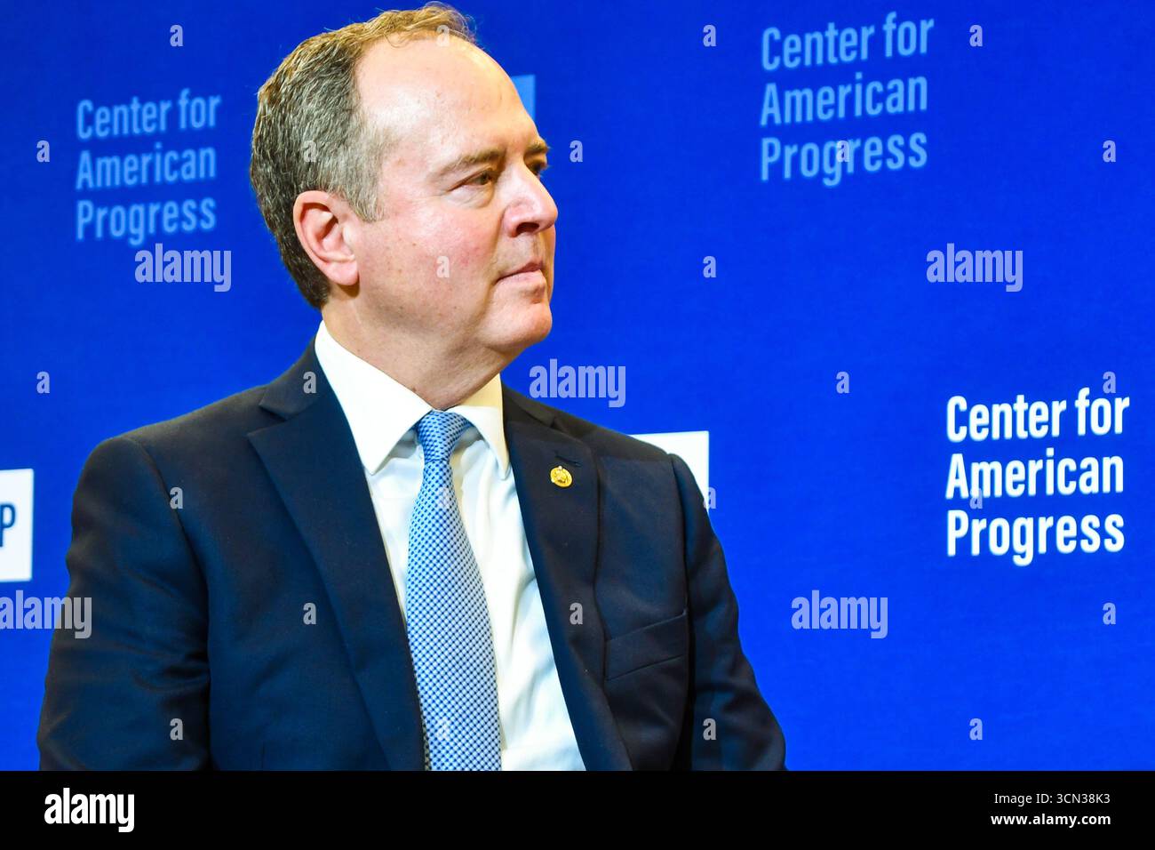 Il Sen. Adam Schiff (D-CA), parlando al Center for American Progress, a Washington, D.C.,18 settembre 2025 Foto Stock