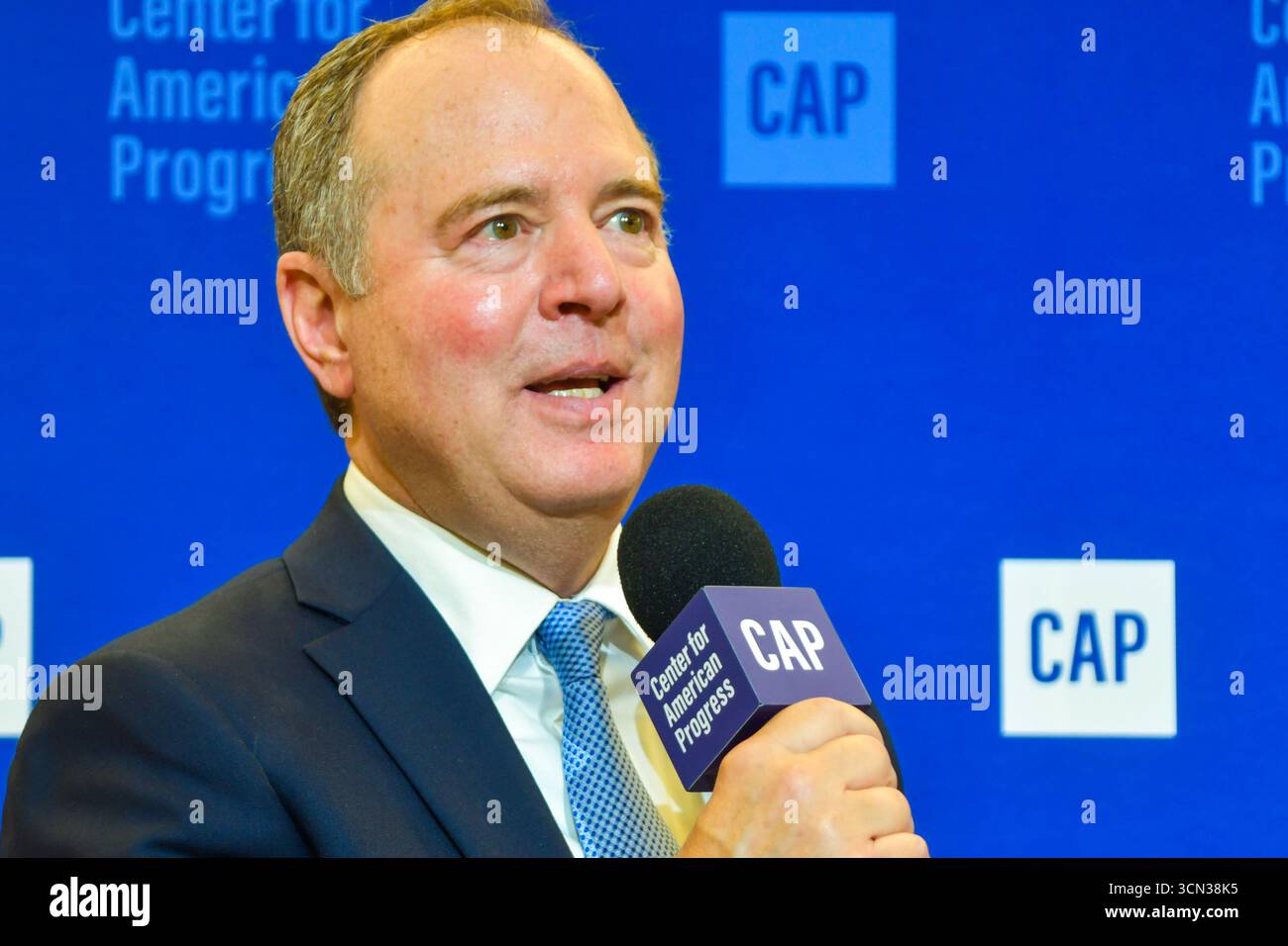 Il Sen. Adam Schiff (D-CA), parlando al Center for American Progress, a Washington, D.C.,18 settembre 2025 Foto Stock