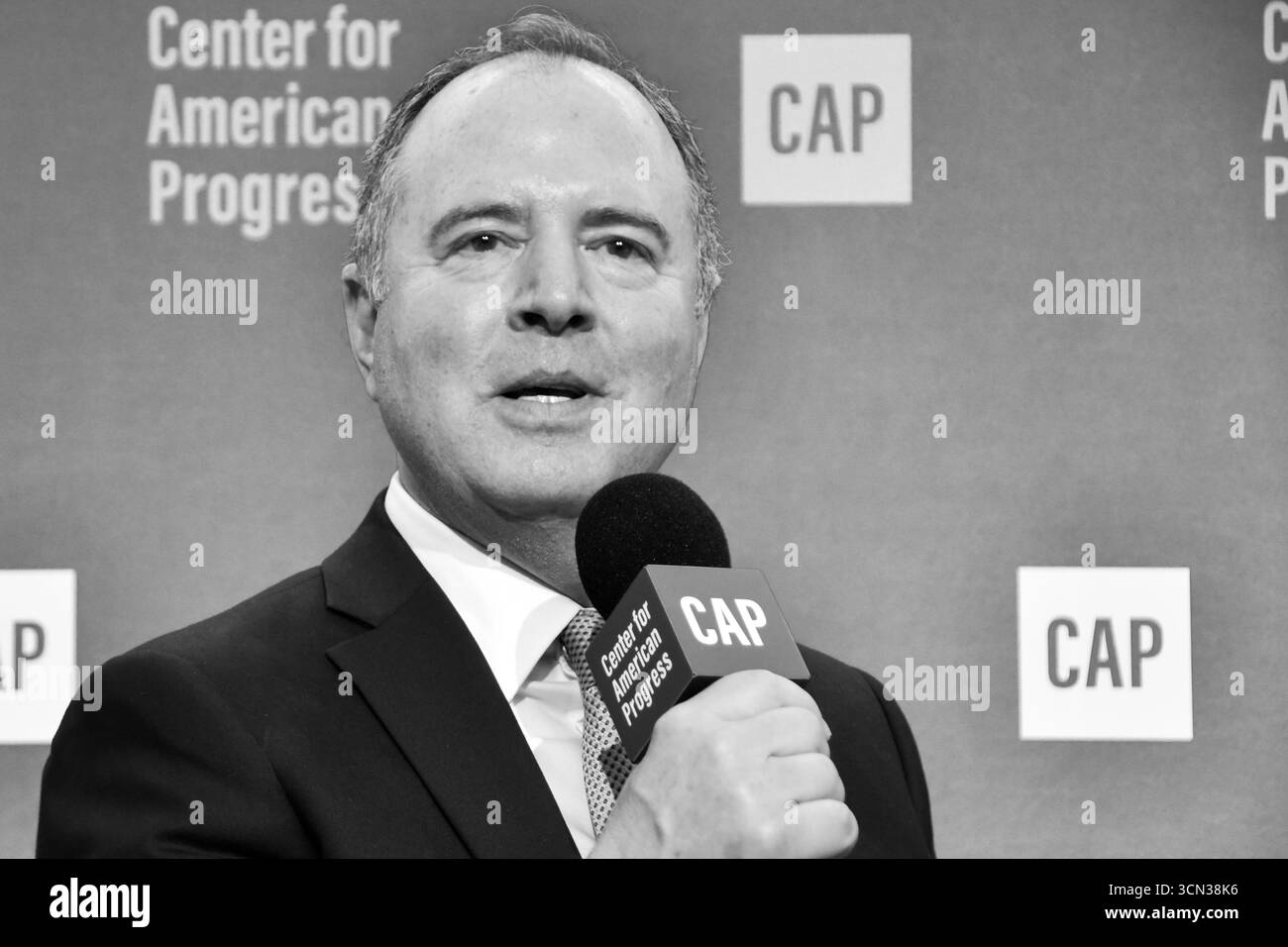 Il Sen. Adam Schiff (D-CA), parlando al Center for American Progress, a Washington, D.C.,18 settembre 2025 Foto Stock