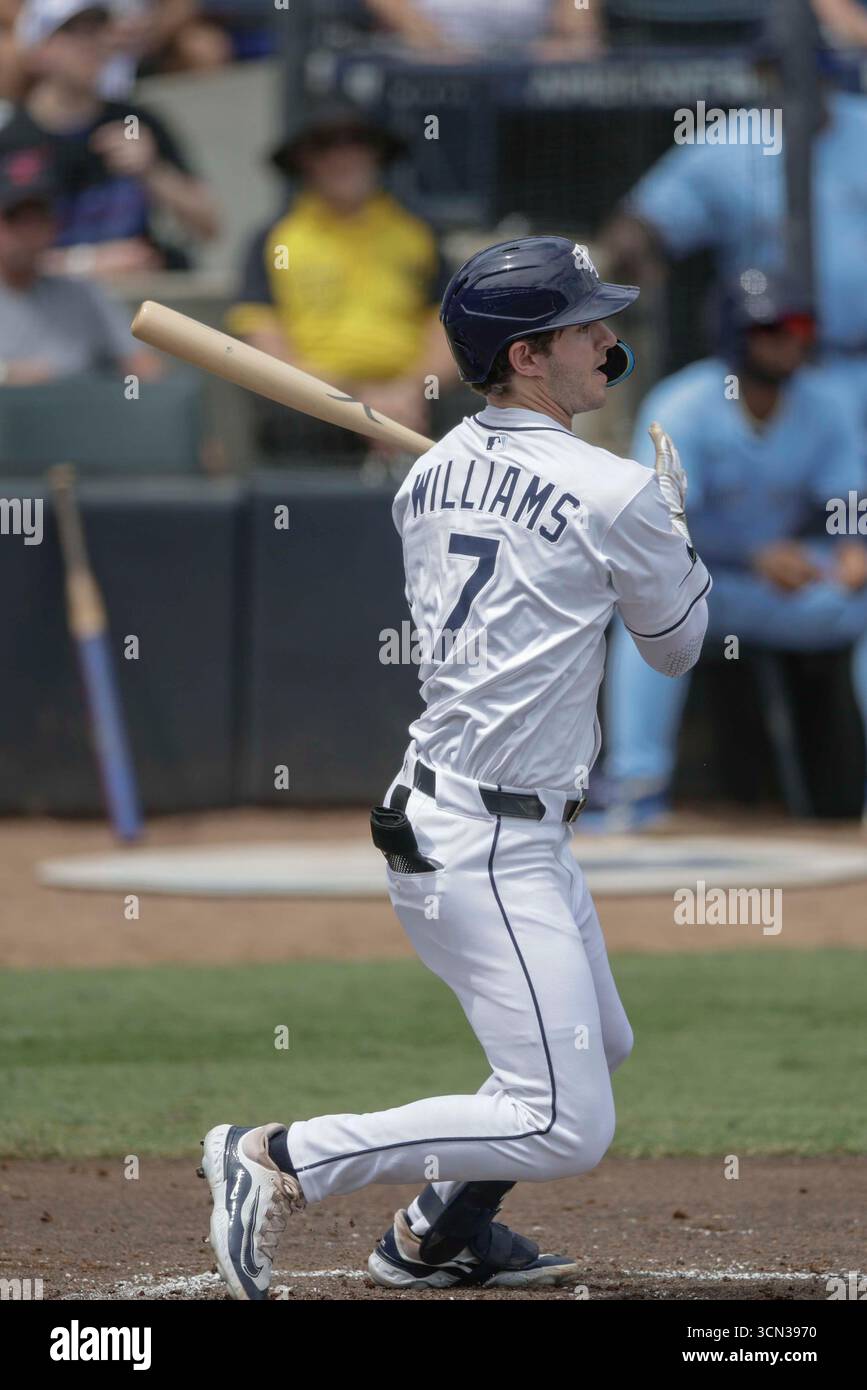Tampa, Florida USA: L'interbase dei Tampa Bay Rays Carson Williams (7) passa al centro del campo e avanza il ricevitore Hunter Feduccia (30) alla seconda base nel secondo inning durante una partita di baseball della MLB contro i Toronto Blue Jays, giovedì 18 settembre 2025, al George M. Steinbrenner Field. I Rays hanno battuto i Blue Jays 4-0. (Kim Hukari/immagine dello sport) Foto Stock