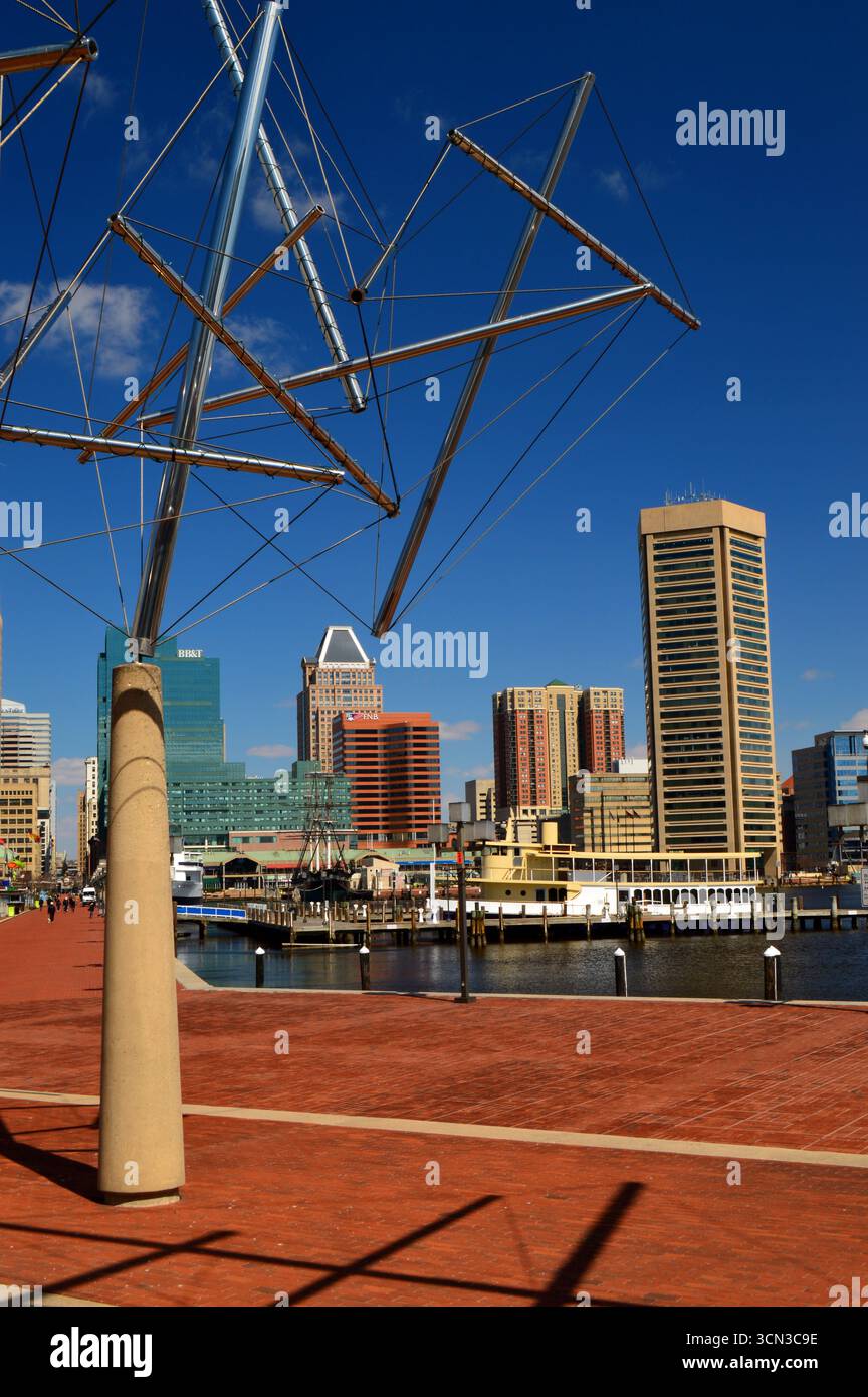 Una scultura presso il Museo della Scienza si erge sullo skyline di Baltimora, Maryland Foto Stock