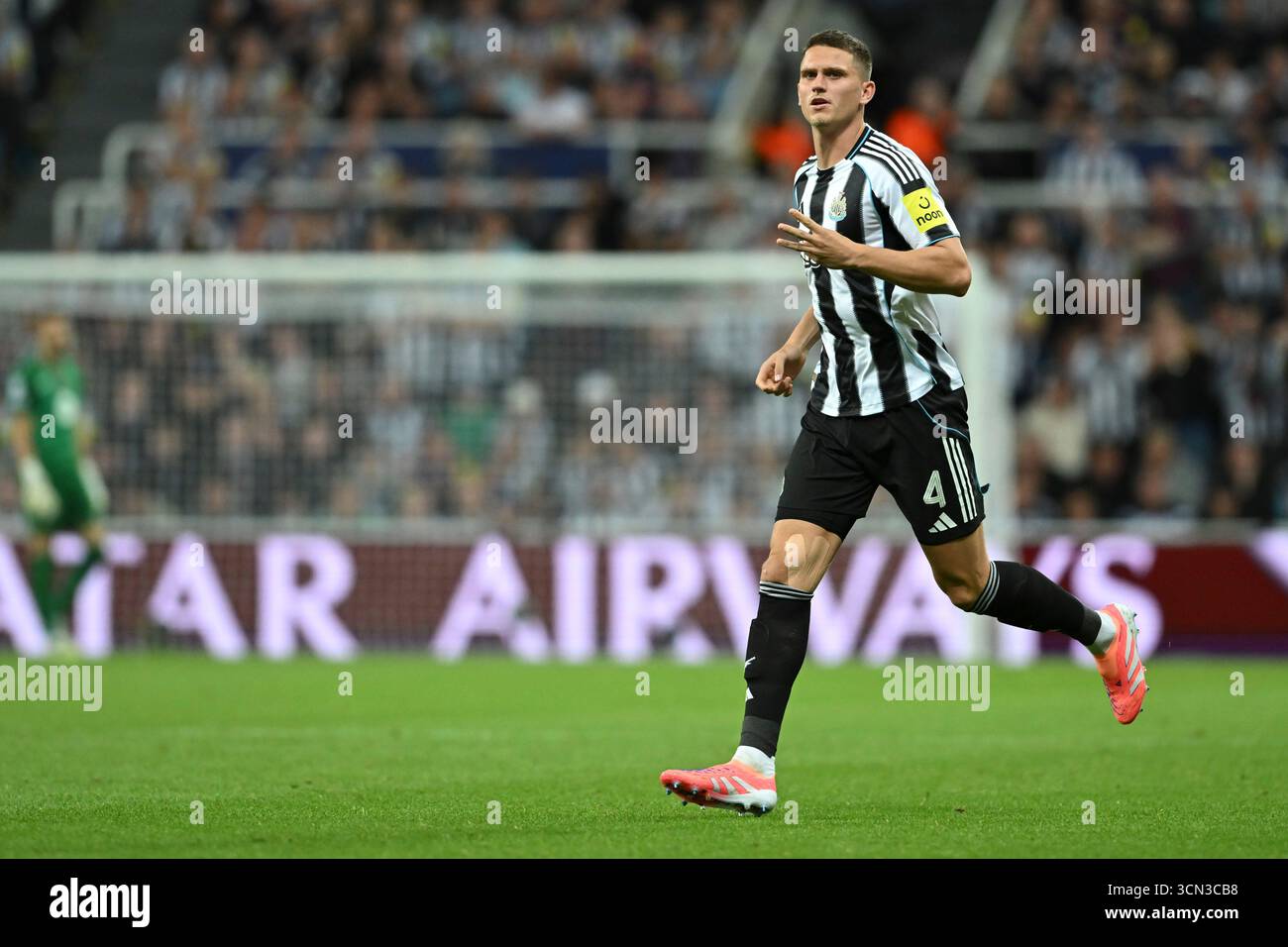Sven Botman del Newcastle United durante la fase MD1 della UEFA Champions League 2025/26 tra Newcastle United e FC Barcelona al St. James's Park, Newcastle, giovedì 18 settembre 2025. (Foto: Trevor Wilkinson | mi News) crediti: MI News & Sport /Alamy Live News Foto Stock