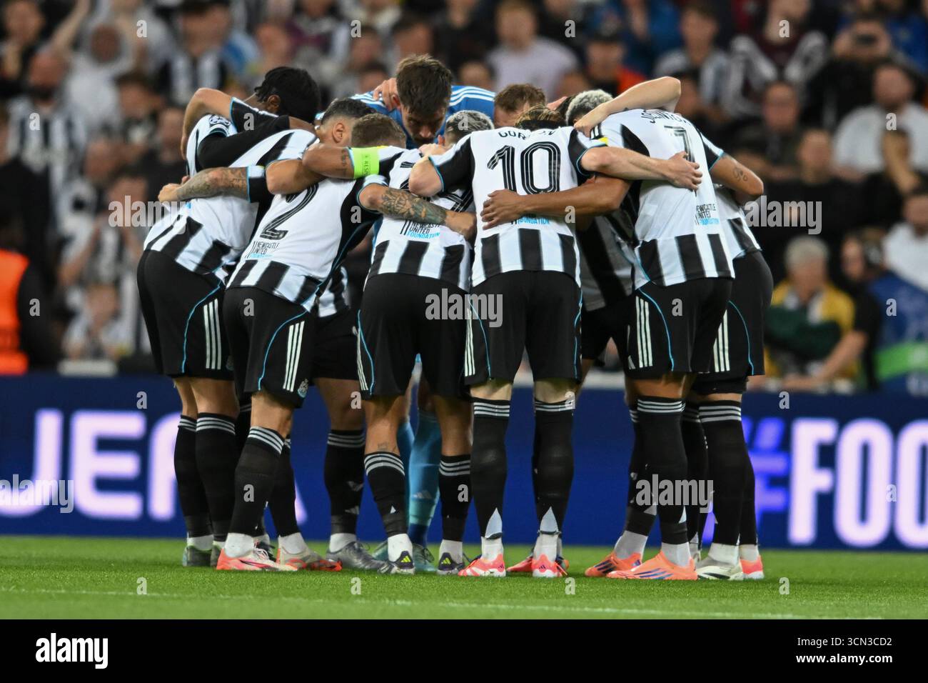 I giocatori del Newcastle United si riuniscono prima della partita di fase MD1 della UEFA Champions League 2025/26 tra Newcastle United e FC Barcelona al St. James's Park, Newcastle, giovedì 18 settembre 2025. (Foto: Trevor Wilkinson | mi News) crediti: MI News & Sport /Alamy Live News Foto Stock