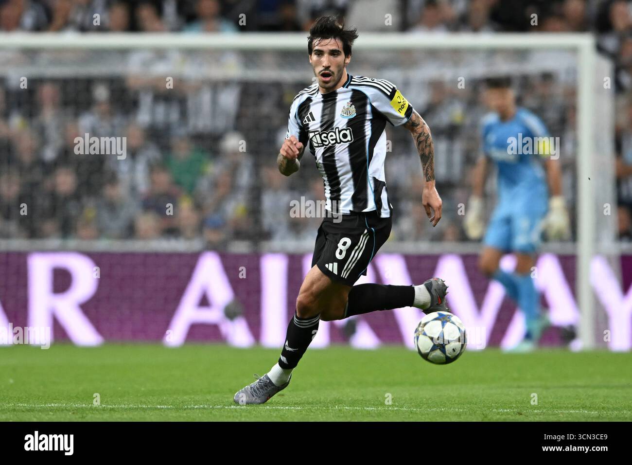 Sandro Tonali del Newcastle United durante la fase MD1 della UEFA Champions League 2025/26 tra Newcastle United e FC Barcelona al St. James's Park, Newcastle, giovedì 18 settembre 2025. (Foto: Trevor Wilkinson | mi News) crediti: MI News & Sport /Alamy Live News Foto Stock