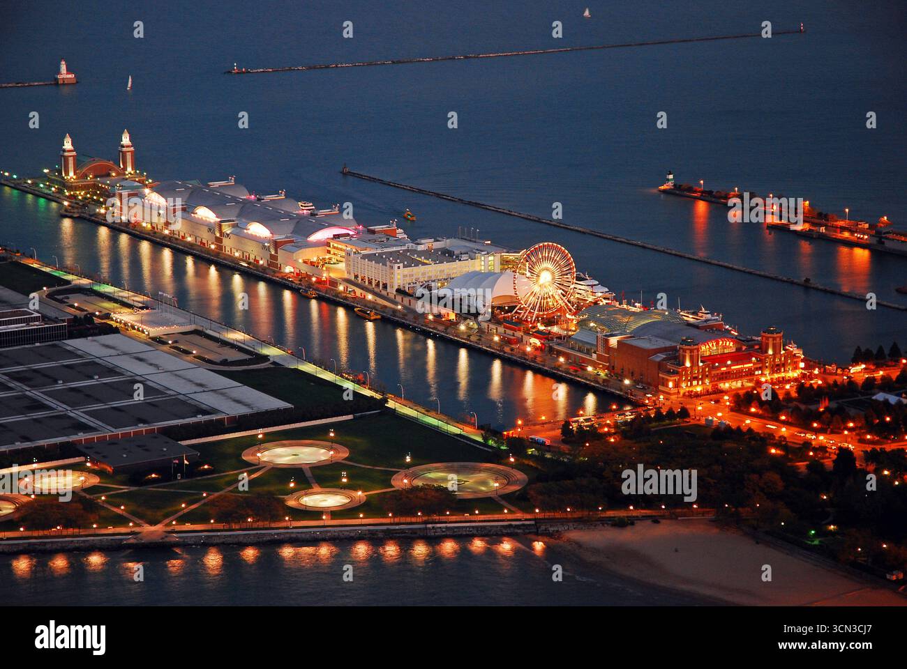 Vista aerea del Navy Pier di Chicago di notte Foto Stock