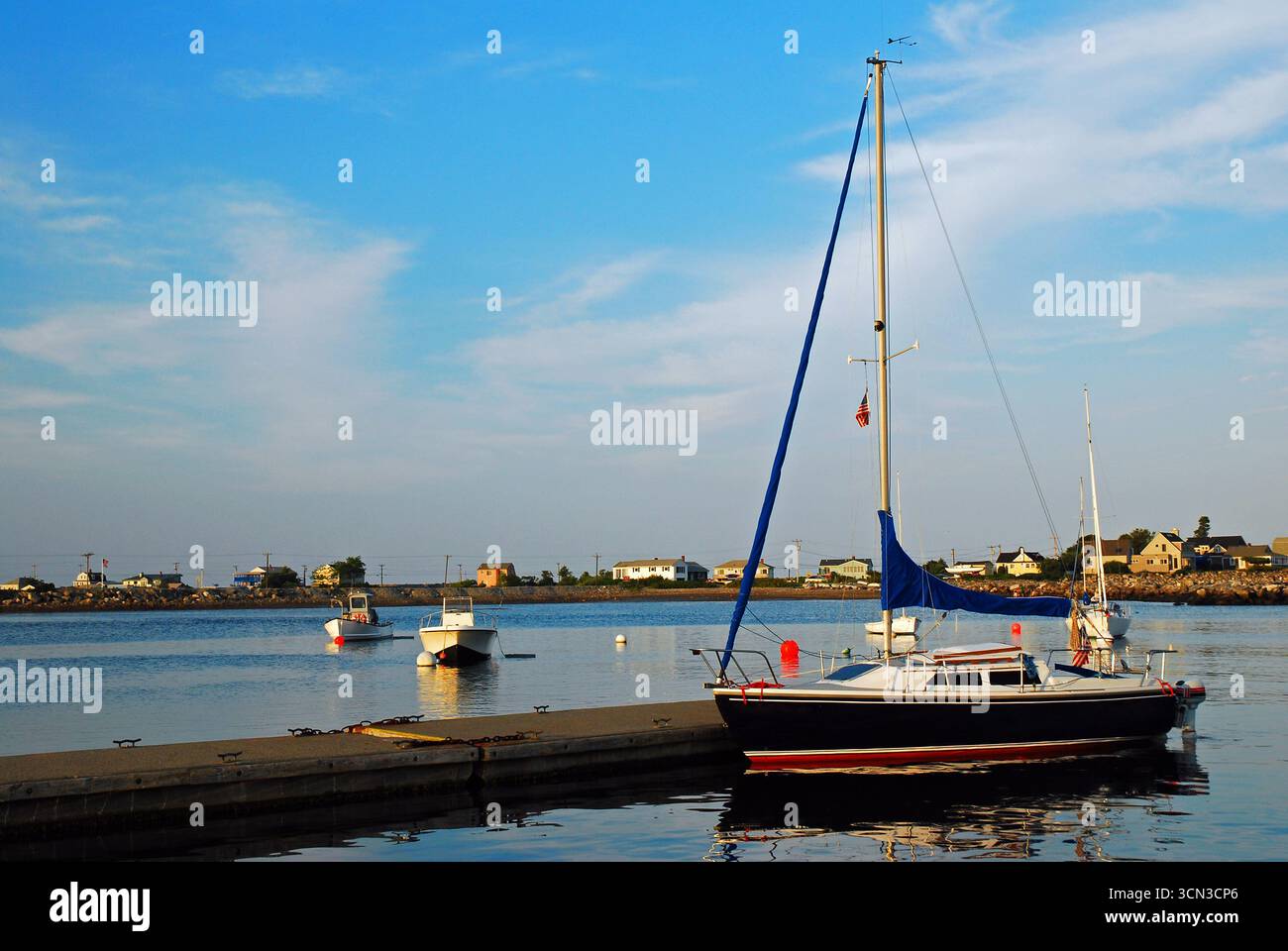Una barca a vela alta è legata ad un porto tranquillo a Rye, New Hampshire Foto Stock