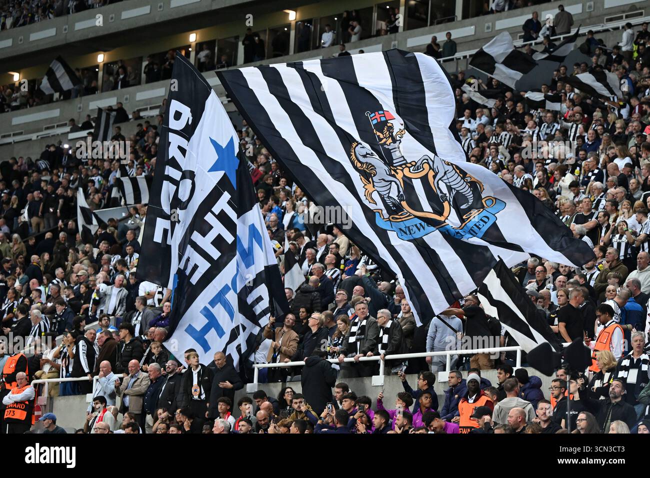 I tifosi del Newcastle United durante la fase MD1 della UEFA Champions League 2025/26 tra il Newcastle United e il FC Barcelona al St. James's Park di Newcastle, giovedì 18 settembre 2025. (Foto: Trevor Wilkinson | mi News) crediti: MI News & Sport /Alamy Live News Foto Stock