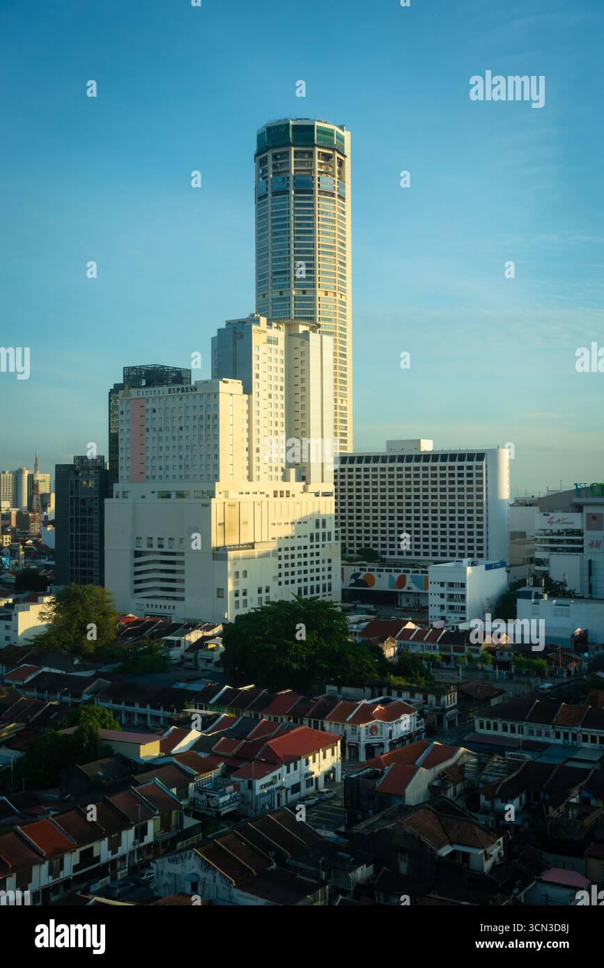 5 settembre 2025, George Town, Malesia: Edifici e negozi di George Town con la Torre Komtar in vista. Luce del mattino. Un famoso punto di riferimento. Foto Stock