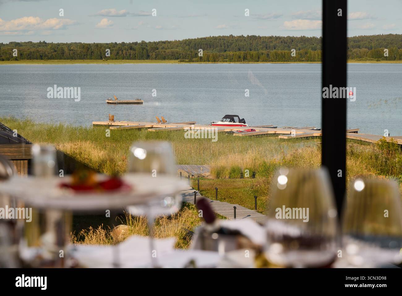 Goditi una cena panoramica sul lungomare con splendide viste sulle barche e sulla natura in splendidi paesaggi Foto Stock