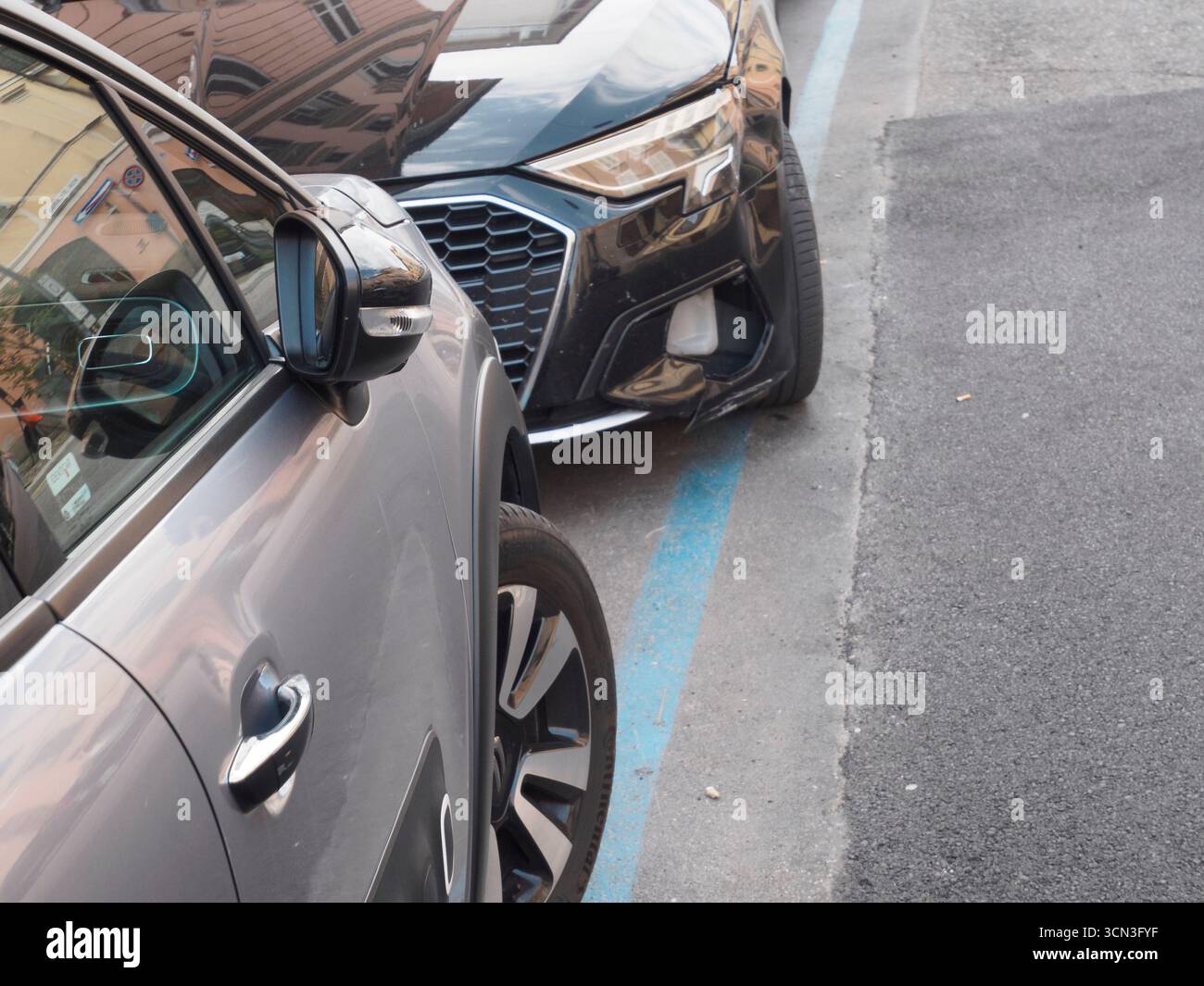 Cremona, Italia 16 settembre 2025 Citroen C3 Aircross e Audi A3 parcheggiate su una strada della città, che riflettono gli edifici circostanti sulle loro superfici eleganti, Foto Stock