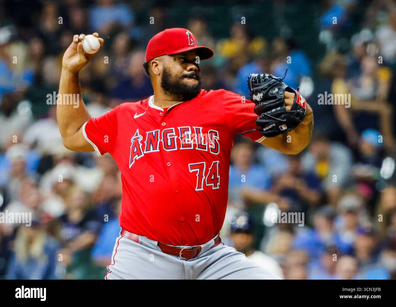 Milwaukee, Stati Uniti. 18 settembre 2025. Il lanciatore di rilievo dei Los Angeles Angels Kenley Jansen lancia nell'ottavo inning della partita tra i Los Angeles Angels e i Milwaukee Brewers all'American Family Field di Milwaukee, Wisconsin, giovedì 18 settembre 2025. Foto di Tannen Maury/UPI credito: UPI/Alamy Live News Foto Stock