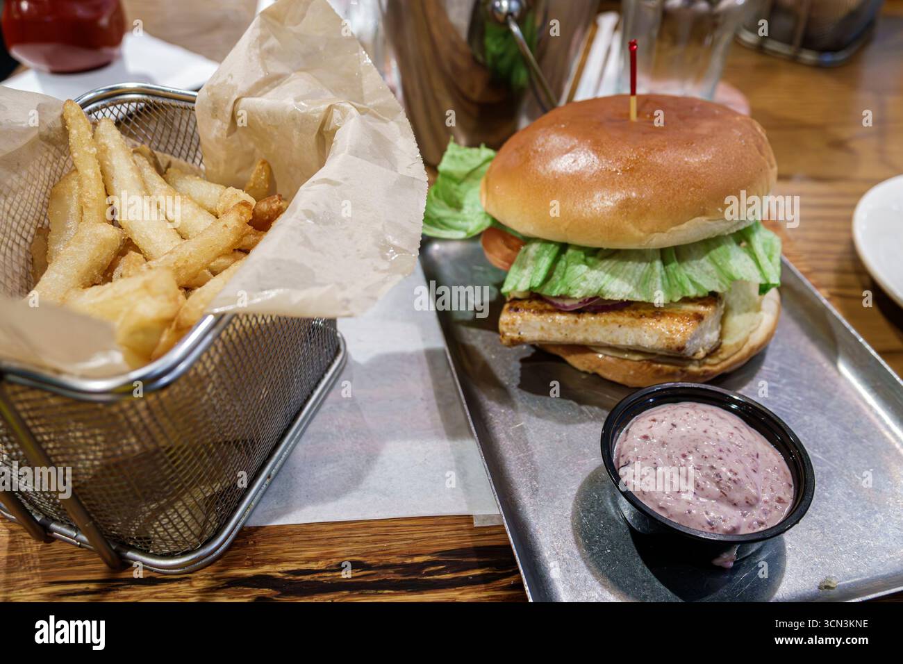 Coral Gables Miami Florida, Coral Way SW 24th Street, ristorante cubano Sergio's, interno, primo piano sul tavolo, panino mahi di pesce alla griglia, le Foto Stock