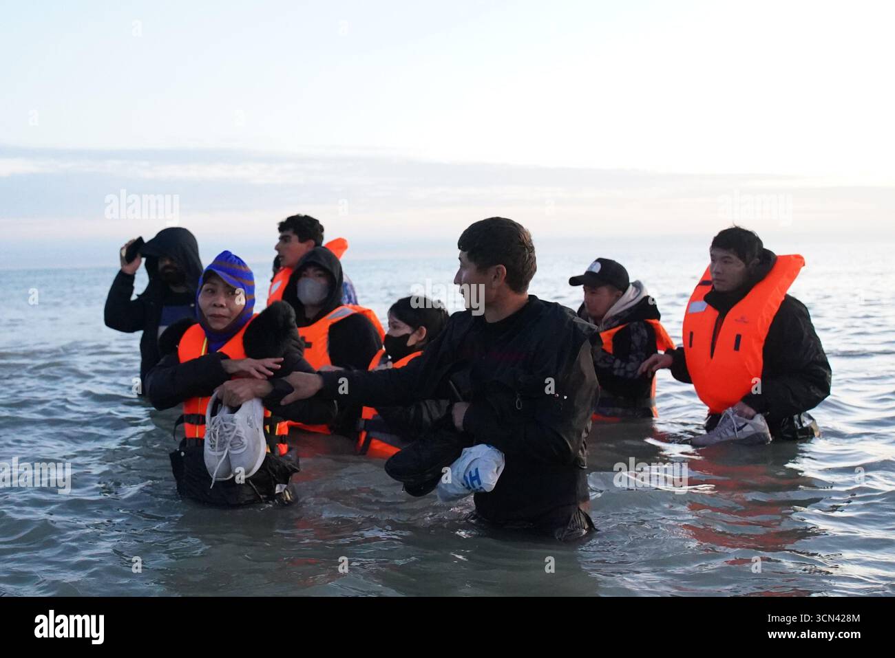 Un gruppo di persone ritenute migranti si tuffò nel mare vicino a Gravelines in Francia. Data foto: Venerdì 19 settembre 2025. Foto Stock