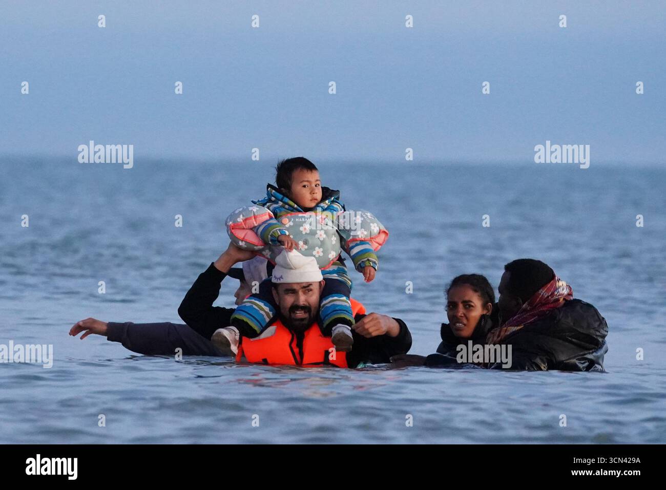 Un gruppo di persone ritenute migranti si tuffò nel mare vicino a Gravelines in Francia. Data foto: Venerdì 19 settembre 2025. Foto Stock