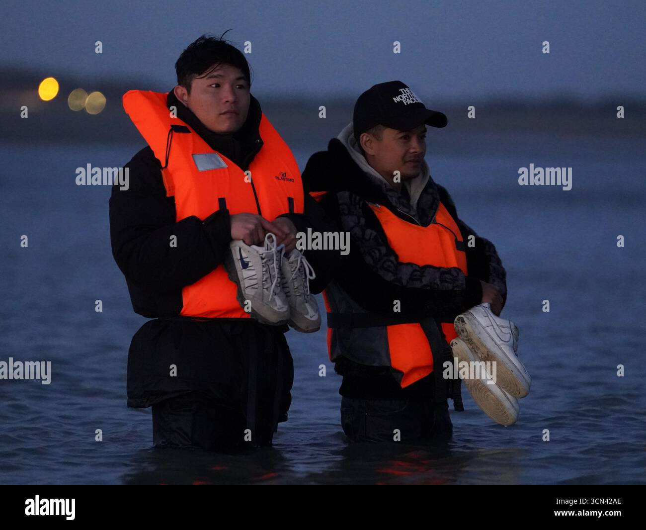 Un gruppo di persone ritenute migranti si tuffò nel mare vicino a Gravelines in Francia. Data foto: Venerdì 19 settembre 2025. Foto Stock