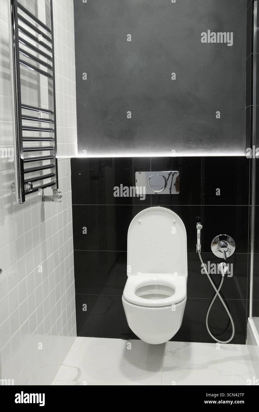 White water con elettrico termostatica asciugamani per il bagno. Foto Stock