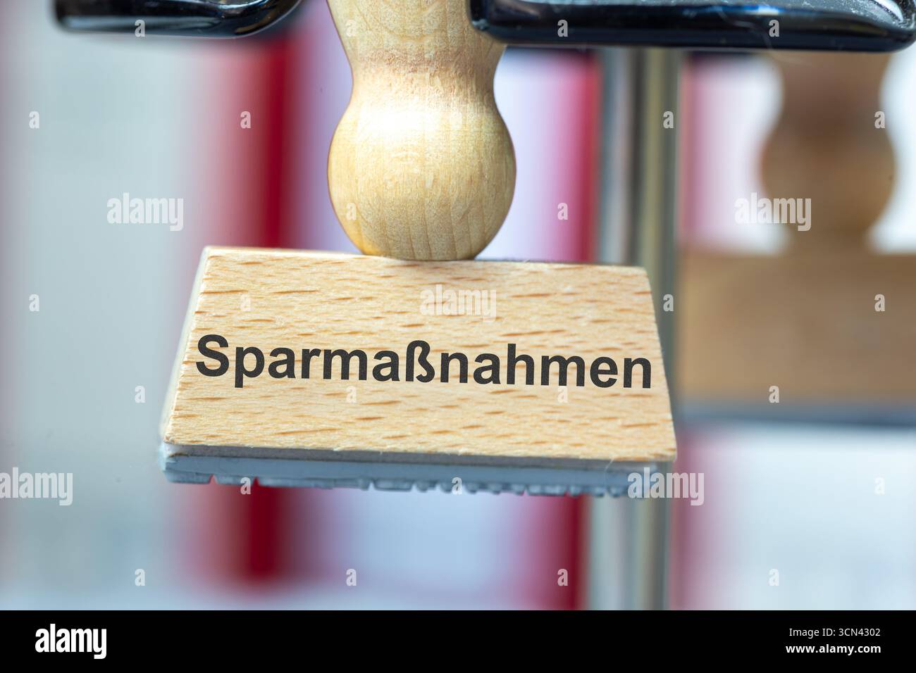 (Montaggio fotografico) primo piano di un francobollo con l'iscrizione SPARMASSNAHMEN Foto Stock