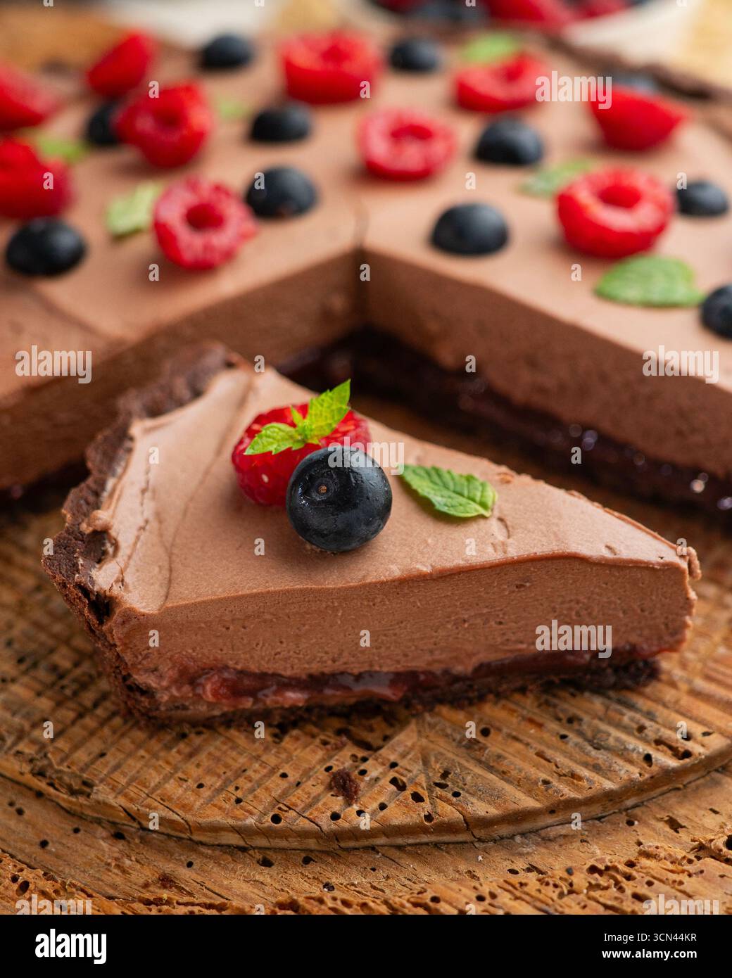 Mousse al cioccolato con frutti rossi, mirtilli e lamponi. Foto Stock