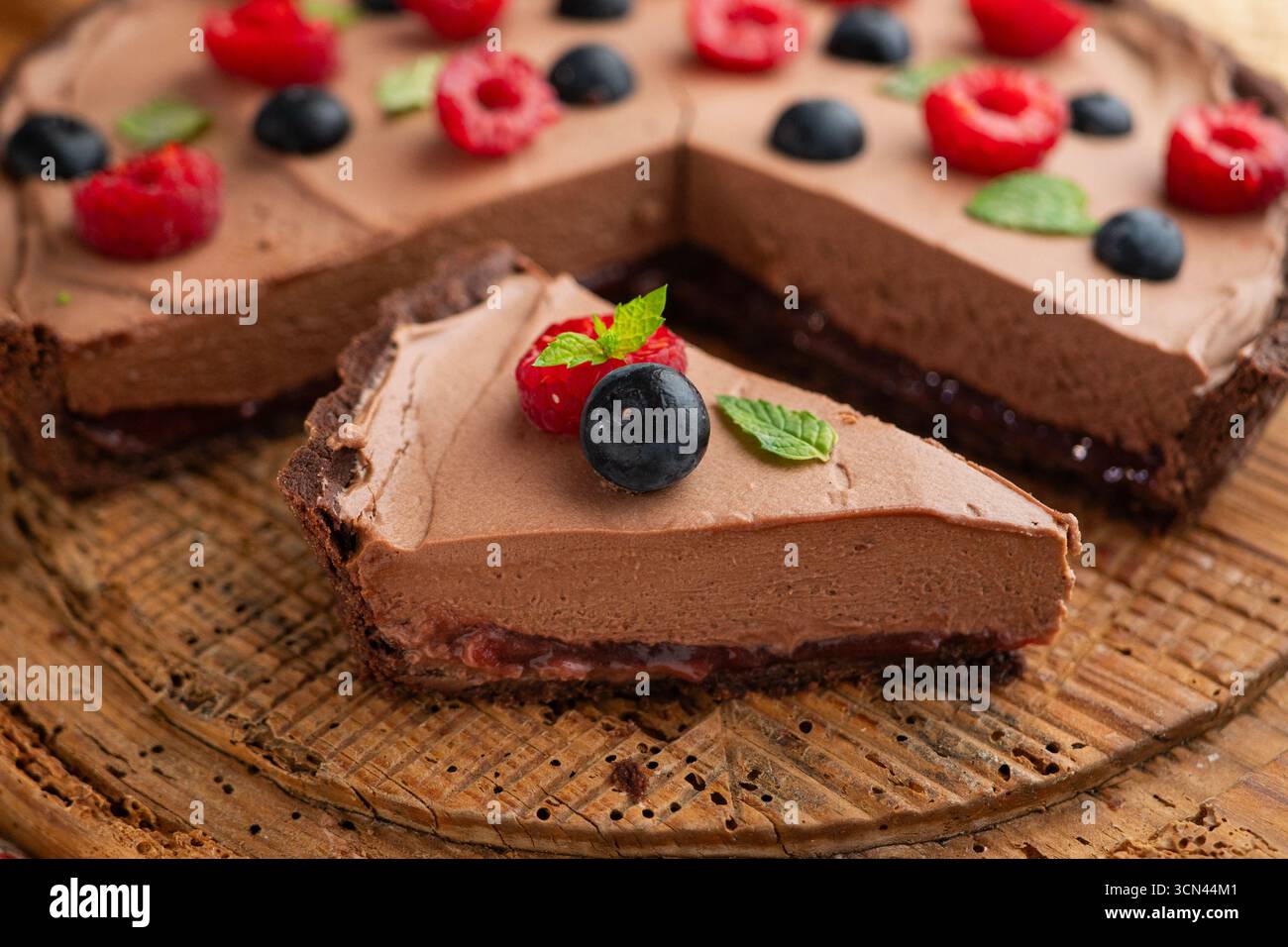 Mousse al cioccolato con frutti rossi, mirtilli e lamponi. Foto Stock