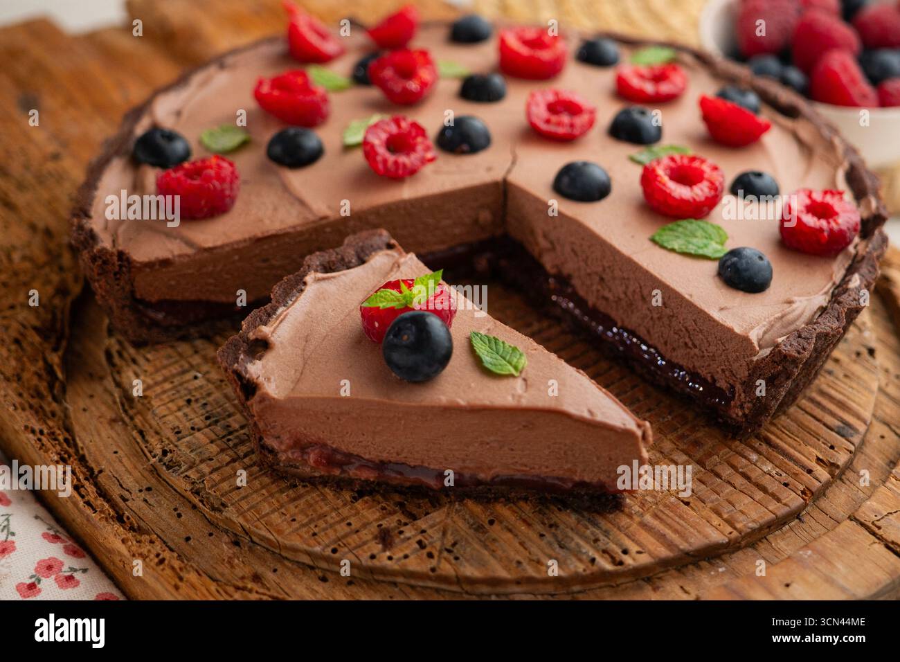 Mousse al cioccolato con frutti rossi, mirtilli e lamponi. Foto Stock