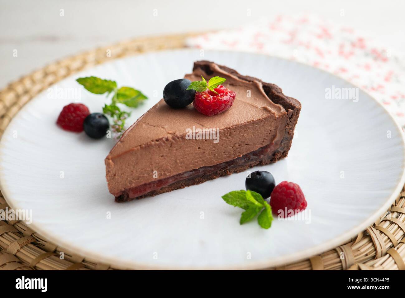 Mousse al cioccolato con frutti rossi, mirtilli e lamponi. Foto Stock