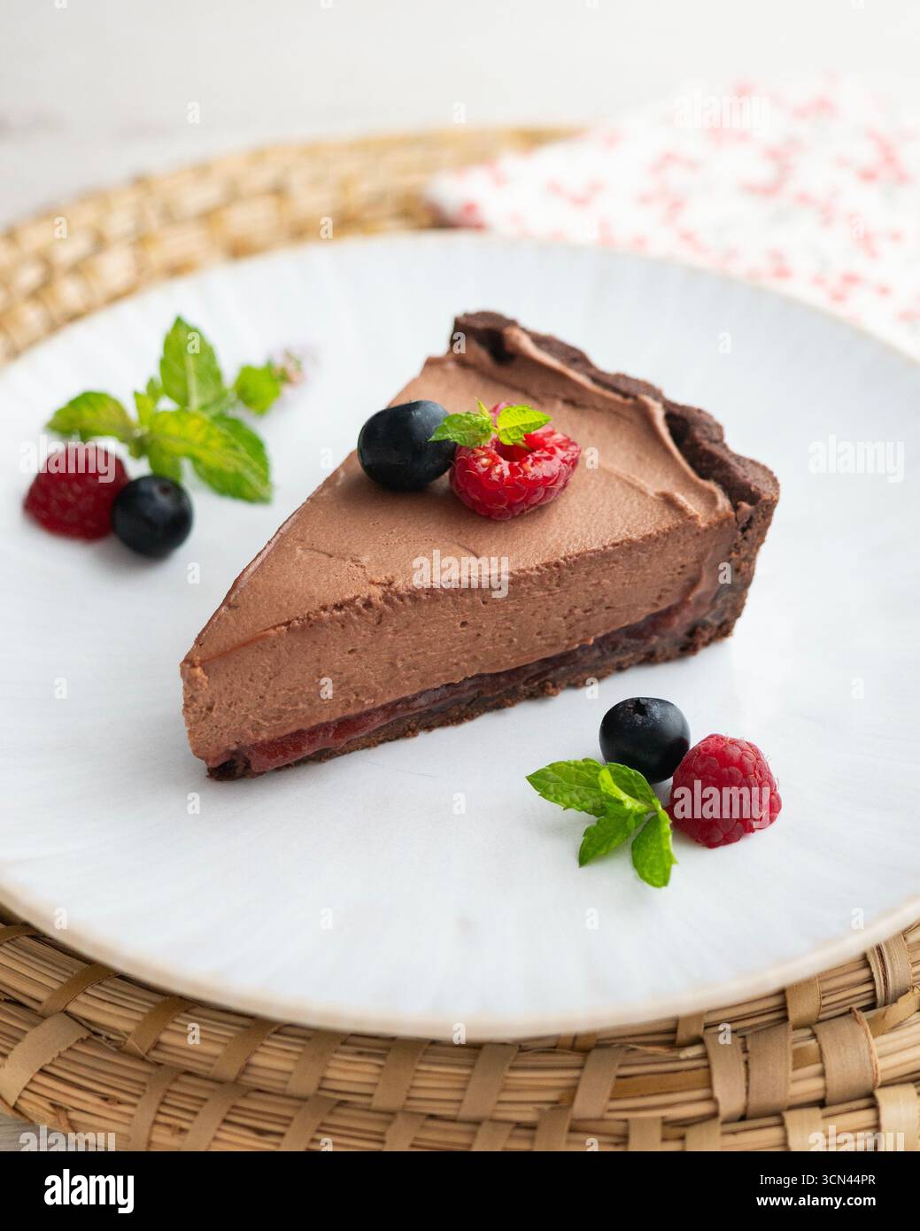 Mousse al cioccolato con frutti rossi, mirtilli e lamponi. Foto Stock