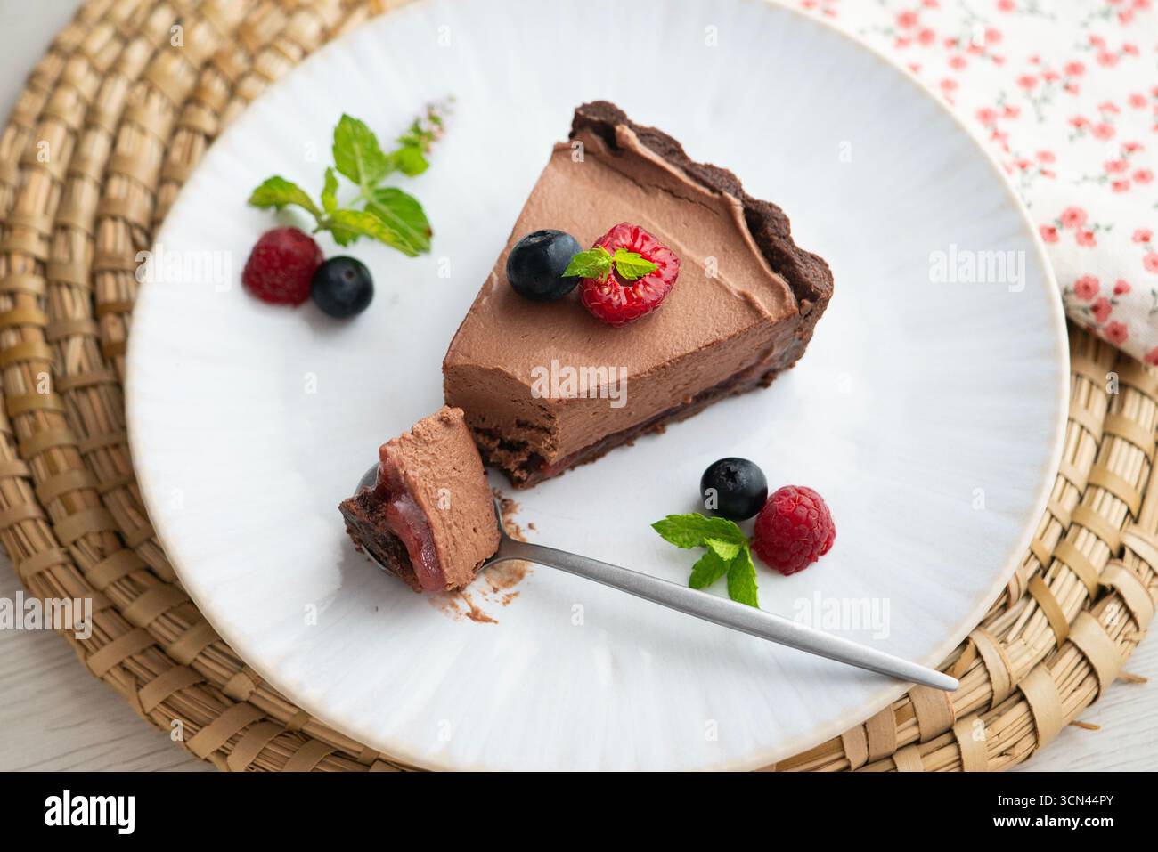 Mousse al cioccolato con frutti rossi, mirtilli e lamponi. Foto Stock