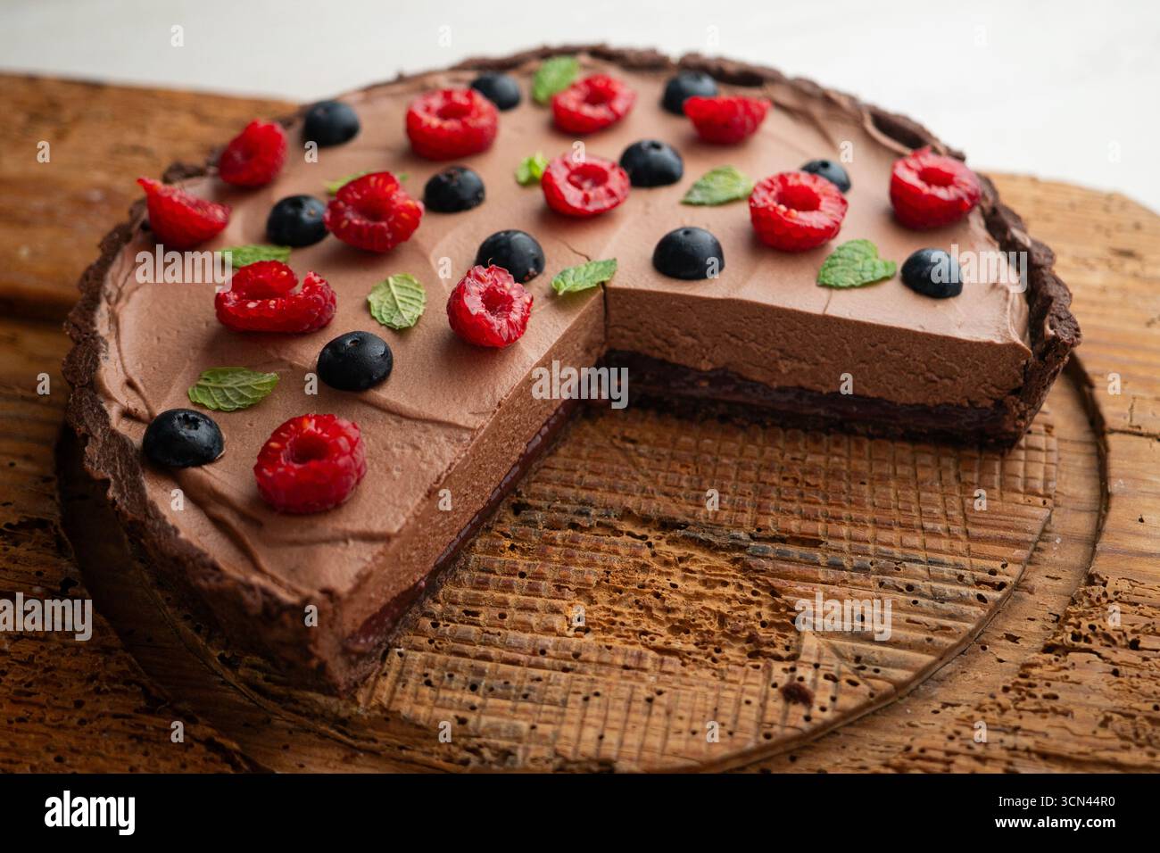 Mousse al cioccolato con frutti rossi, mirtilli e lamponi. Foto Stock