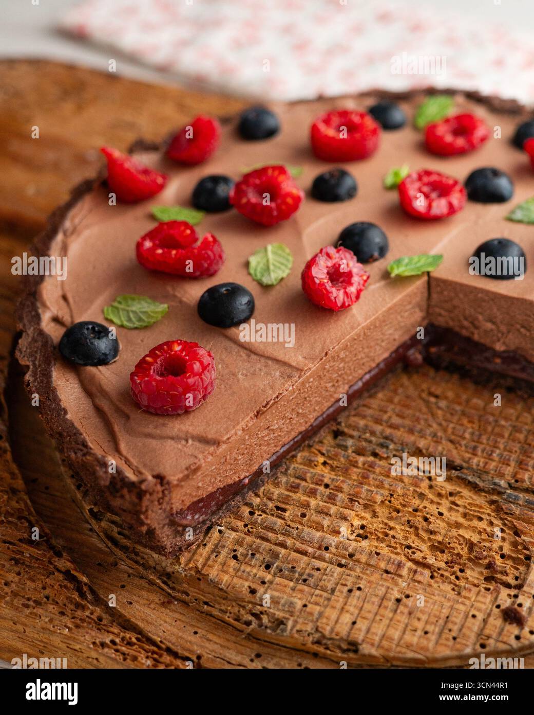 Mousse al cioccolato con frutti rossi, mirtilli e lamponi. Foto Stock