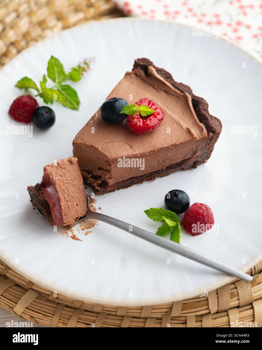 Mousse al cioccolato con frutti rossi, mirtilli e lamponi. Foto Stock