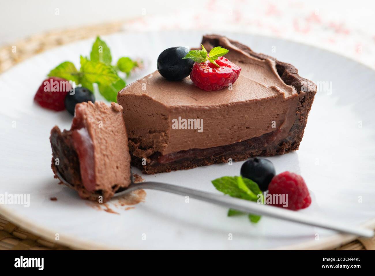 Mousse al cioccolato con frutti rossi, mirtilli e lamponi. Foto Stock